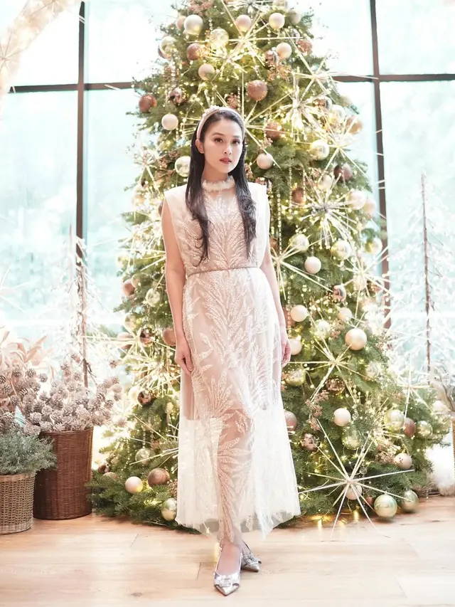 6 Tampilan Pohon Natal Megah Sandra Dewi yang Jadi Spot OOTD Favorit