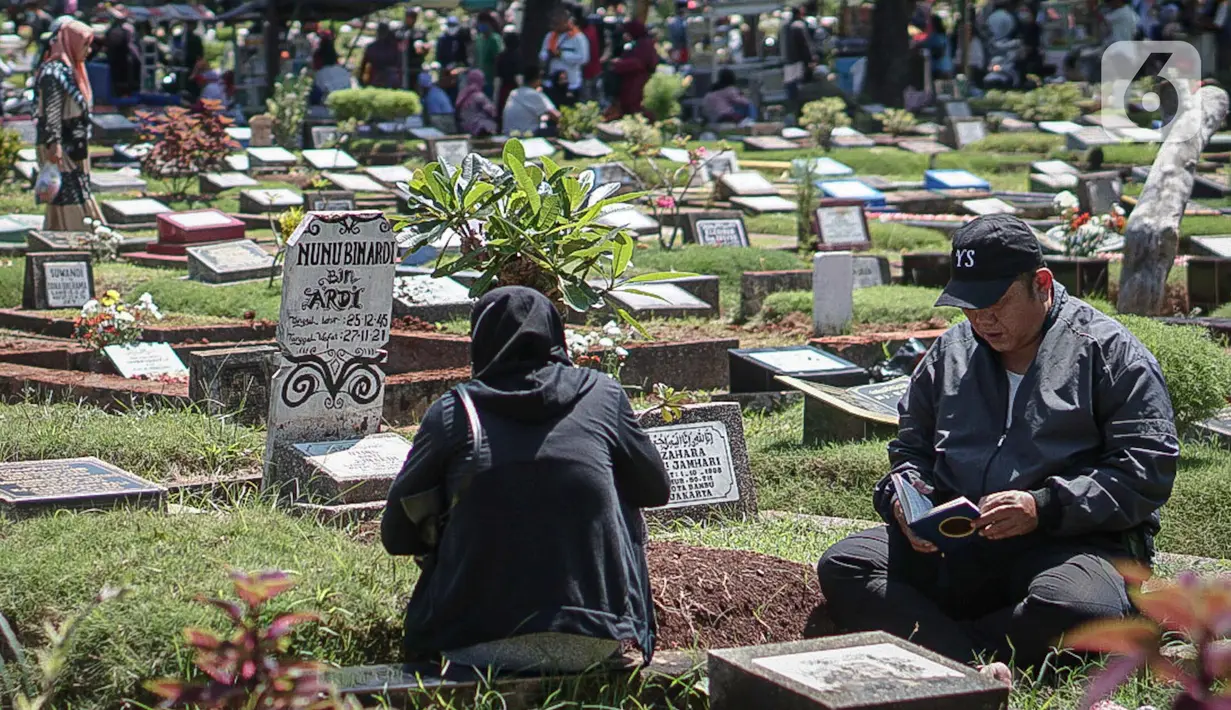 Sejumlah umat muslim berdoa di makam keluarganya di Tempat Pemakaman Umum (TPU) Karet Tengsin, Jakarta, Minggu (27/3/2022). Sepekan jelang datangnya bulan suci Ramadan, banyak warga yang melakukan tradisi ziarah makam untuk mendoakan keluarganya. (Liputan6.com/Faizal Fanani)