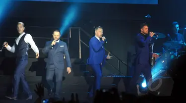 Grup musik Boyzone tampil dalam konser bertajuk A Night Of Reunion With Boyzone di Istora Senayan, Jakarta (22/5/2015). Boyband asal Inggris hadir kembali setelah 18 tahun lalu pernah menggelar konser di Jakarta. (Liputan6.com/Panji Diksana)