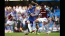 Kali pertama merumput di liga Inggris, Saul Niguez tampak mengalami kesulitan permainan cepat yang dilakukan Chelsea saat melakukan debut. Meskipun menang 3-0 melawan Aston Villa, penampilan Niguez dianggap masih belum maksimal. (AP/Ian Walton)