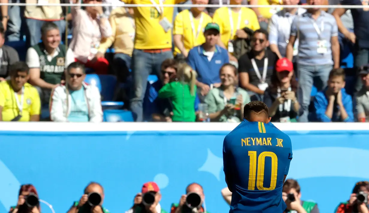 Penyerang timnas Brasil, Neymar menutup wajah dengan jerseynya setelah kehilangan kesempatan mencetak gol pada laga Grup E Piala Dunia 2018 melawan Kosta Rika di St Petersburg, Jumat (22/6). Neymar mencetak satu gol pada menit ke-97. (AP/Petr David Josek)