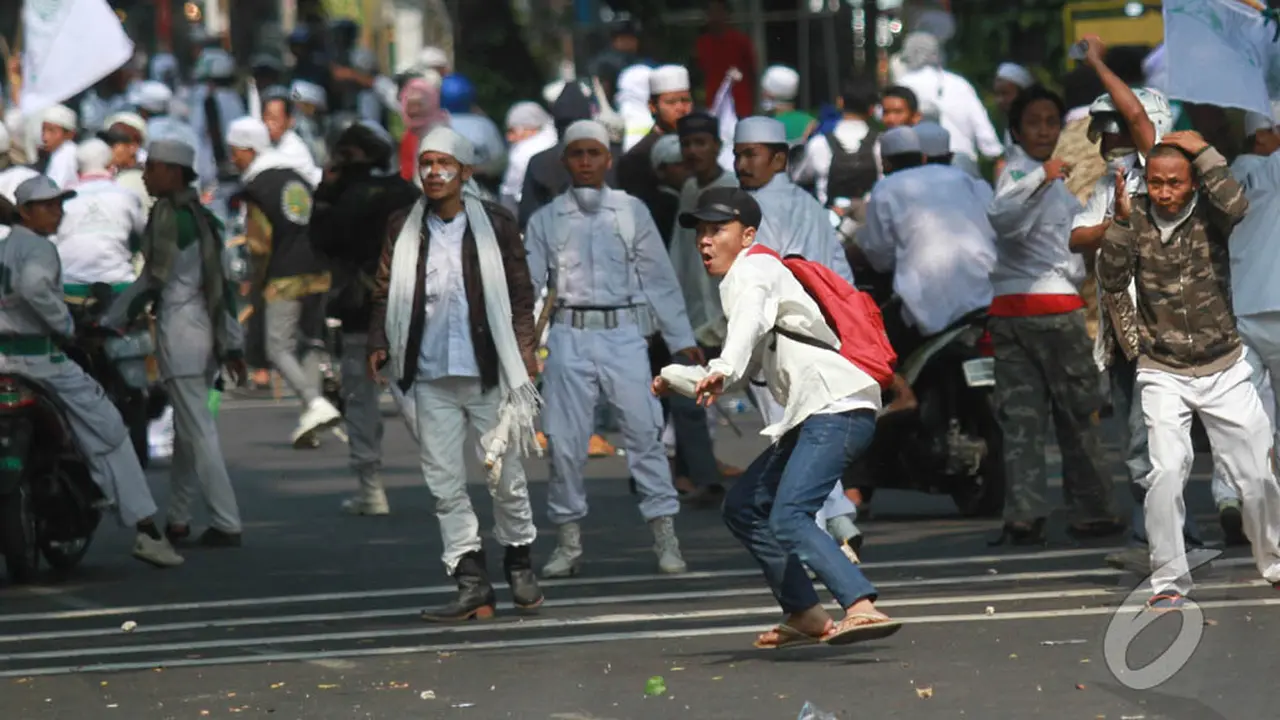 FPI Mengamuk, Polisi Dihujani Batu