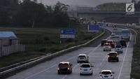 Kendaraan pemudik melintasi ruas Tol Semarang-Solo-Kertosono di kawasan Colomadu, Karanganyar, Jawa Tengah, Sabtu (8/6/2019). Kepadatan arus balik Lebaran 2019 mulai terlihat di tol Trans Jawa, tepatnya di Tol Semarang-Solo-Kertosono arah Jakarta. (merdeka.com/Iqbal S Nugroho)