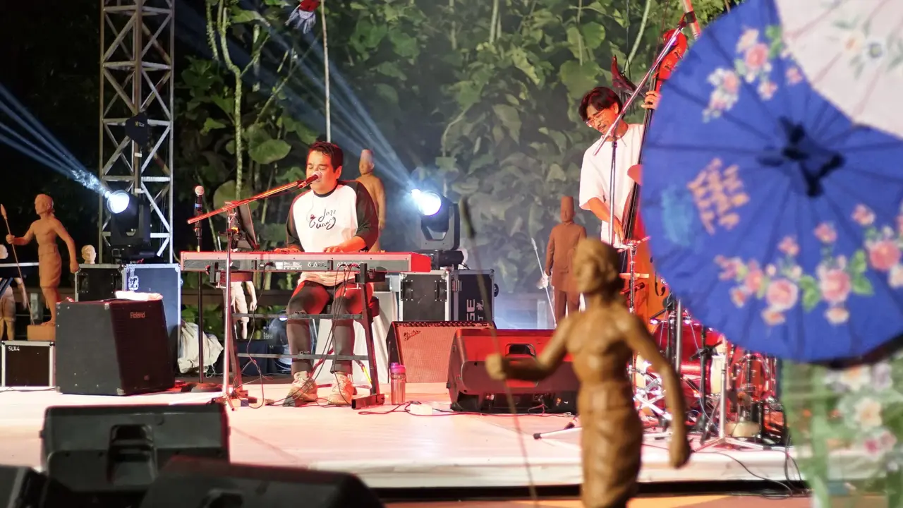 Penampilan Indera Lesmana pulau penonton di ampliteater Taman Gandrung Tera Kota, dalam pertunjukan musik Jazz Gunung Ijen Sabtu malam (17/8/2024). (Hermawan/Liputan6.com)