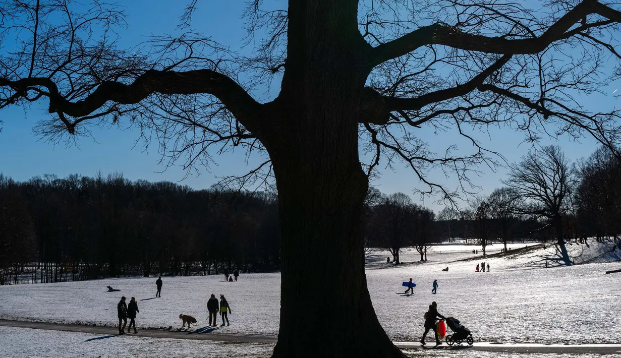 Anak-anak dan orang dewasa bermain kereta luncur di Taman Prospect Brooklyn pada sore hari di musim dingin tanggal 21 Januari 2024 di New York City. (SPENCER PLATT/GETTY IMAGES NORTH AMERICA/Getty Images via AFP)