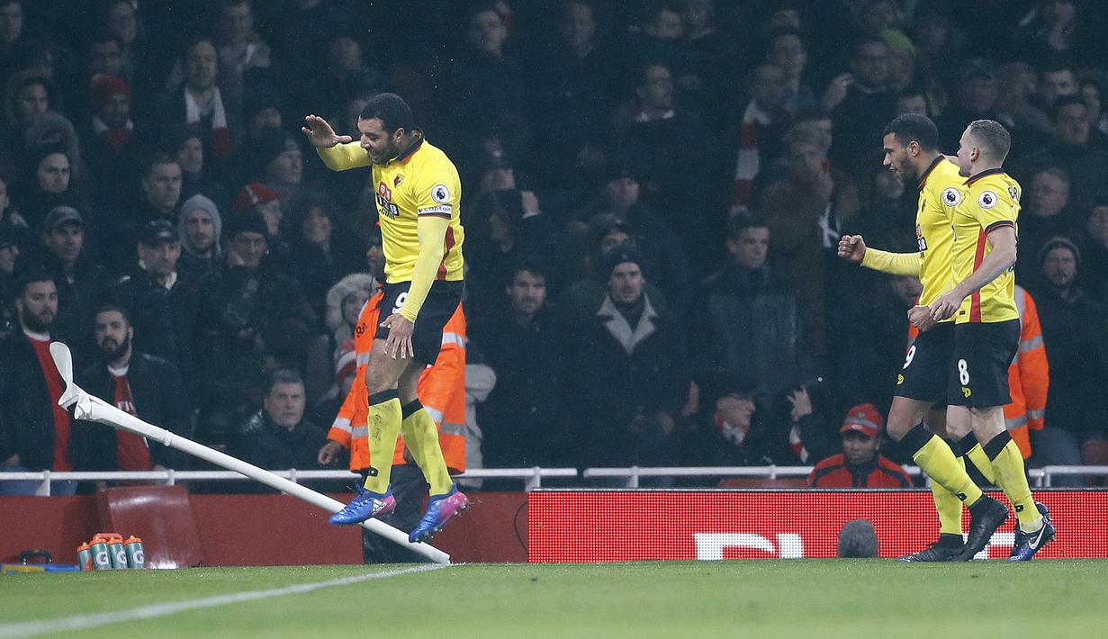 Pemain Watford, Troy Deeney (kiri) merayakan golnya ke gawang Arsenal pada pekan ke-23 Premier League di Emirates stadium, London, Selasa (31/1/2017). Arsenal kalah 1-2. (AP/Frank Augstein)