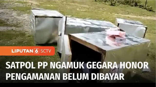 Anggota Satpol PP, merusak kotak suara hasil pemilihan kepala desa di kantor Kecamatan Duruka, Kabupaten Muna, Sulawesi Tenggara, Kamis (02/02) siang. Kuat dugaan pengrusakan ini karena honor pengamanan Pilkades belum dibayar.