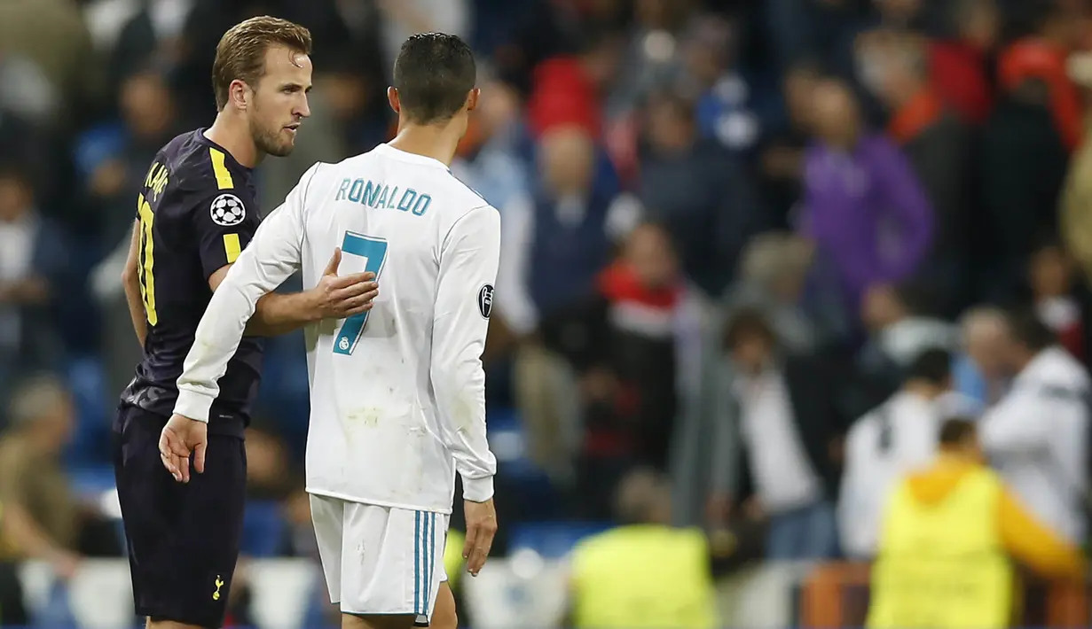 Bintang Real Madrid, Cristiano Ronaldo, saling sapa dengan striker Tottenham, Harry Kane, usai laga Liga Champions di Stadion Santiago Bernabeu, Madrid, Selasa (17/10/2017). Kedua klub bermain imbang 1-1. (AP/Fransisco Seco)