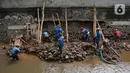 Pekerja menyelesaikan perbaikan turap Kali Pancoran di Jakarta, Rabu (12/8/2020). Perbaikan yang dilakukan merupakan bagian dari perawatan rutin guna memperkuat dinding turap sehingga mencegah kelongsoran. (Liputan6.com/Immanuel Antonius)