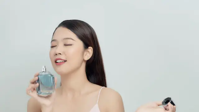 Parfum Fruity Terbaik di Tahun 2025 yang Bikin Kamu Wangi Segar Sepanjang Hari (photo by freepik.com)