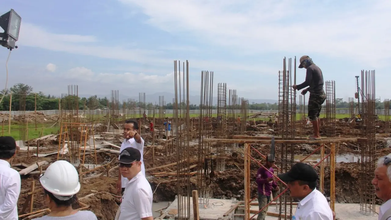 Bupati nonaktif Purbalingga, Tasdi meninjau proyek Purbalingga Islamic Centre (PIC) November 2017. Tasdi belakangan terjerat suap dalam proyek ini. (Foto: Liputan6.com/Dinkominfo PBG/Muhamad Ridlo)