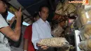 Jokowi juga mampir ke penjual jajanan untuk membeli beberapa kilogram kacang goreng kesukaannya (Liputan6.com/Herman Zakharia)