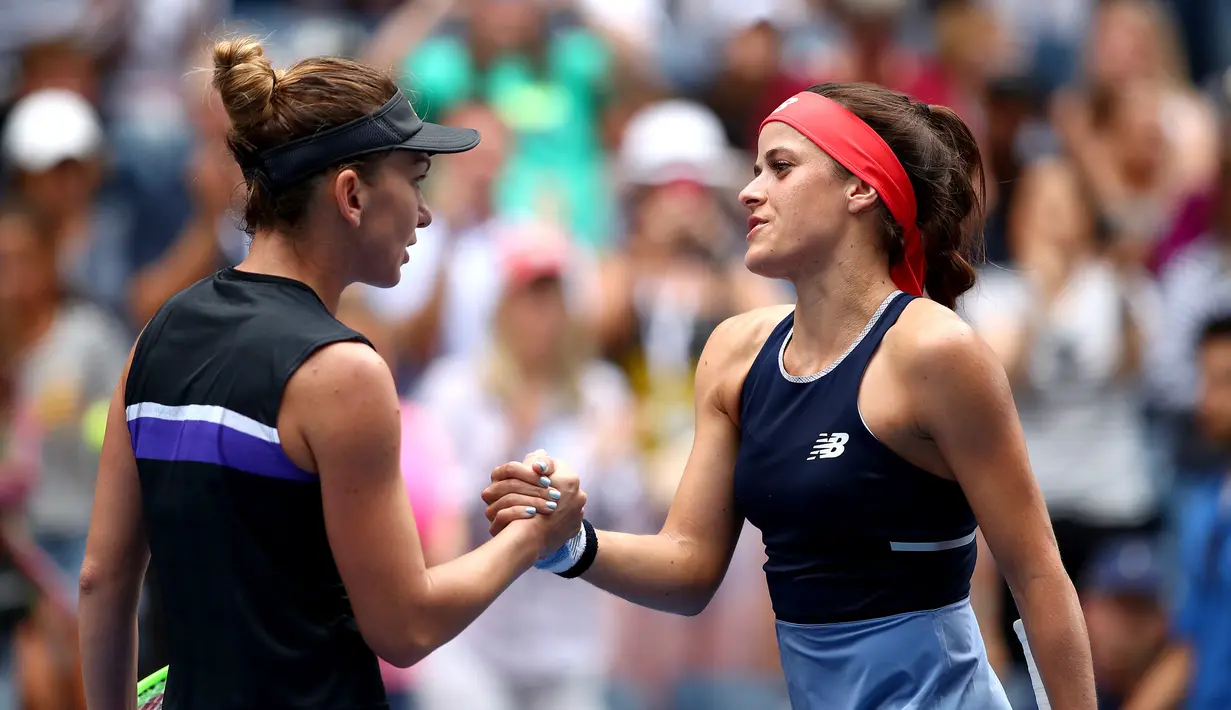 Petenis Rumania, Simona Halep berjabat tangan dengan Nicole Gibbs dari Amerika Serikat usai babak pertama AS Terbuka 2019 di USTA Billie Jean King National Tennis Center, Selasa (27/8/2019). Juara Wimbledon itu meraih kemenangan 6-3 3-6 6-2 atas Nicole Gibbs. (Clive Brunskill/Getty Images/AFP)