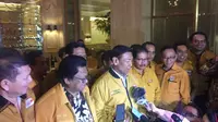 Wiranto memberi keterangan pers usai mempertemukan dua kubu Hanura di Ritz Carlton, Jakarta (Liputan6.com/ Radityo Priyasmoro)