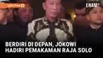 Presiden RI ke-7 Joko Widodo menghadiri acara pelepasan jenazah Sri Susuhunan Pakubuwono (PB) XIII di rumah dinas Wali Kota Solo, di Loji Gandrung, Surakarta, Rabu (5/11). Jokowi berada di barisan depan, melepas kepergian Raja Solo tersebut.