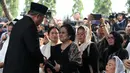 Presiden ke-6 RI Susilo Bambang Yudhoyono bersalaman dengan Presiden ke-5 RI Megawati Soekarnoputri usai prosesi pemakaman Ani Yudhoyono di TMP Kalibata, Jakarta, Minggu (2/6/2019). Megawati tampak melempar senyum kepada SBY disamping Sinta Nuriyah Wahid. (Liputan6.com/HO/Rangga)