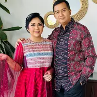 Penyanyi Joy Tobing sudah mulai jarang terlihat di layar kaca. Penyanyi jebolan ajang pencarian bakat itu fokus mendampingi suami, Cahyo Permono. Berikut potret penampilan baru Joy Tobing yang bikin pangling. [Instagram/joydestinytobing]