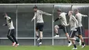 Para pemain Ajax Amsterdam melakukan sesi latihan jelang laga semifinal Liga Champions di Stadion Johan Cruyff, Rabu (8/5). Ajax Amsterdam akan berhadapan dengan Tottenham Hotspur. (AFP/John Thys)