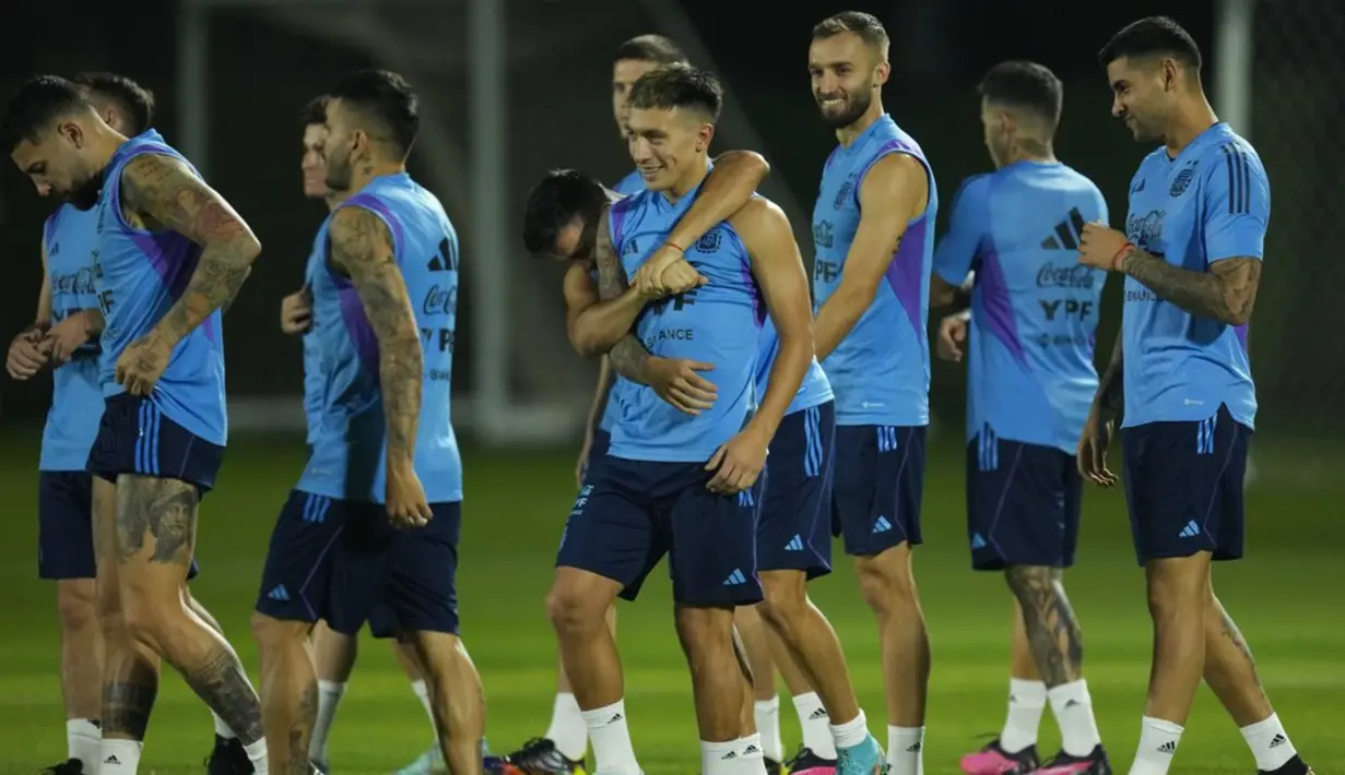 Para pemain Argentina berjalan selama sesi latihan di Stadion Universitas Qatar, Doha, Qatar, Senin (5/12/2022). Sebelumnya Argentina mengalahkan Australia dengan skor 2-1 yang membuat mereka mampu melaju ke perempat final. (AP Photo/Jorge Saenz)