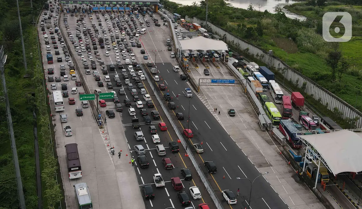 <p>Foto udara menunjukkan kendaraan memadati Ruas tol Jakarta Cikampek, Jawa Barat, Kamis (28/4/2022). Memasuki H-4 Lebaran 2022, volume jumlah kendaraan mengalami peningkatan hingga menyebabkan terjadinya kepadatan lalu lintas arus mudik. (Liputan6.com/Herman Zakharia)</p>