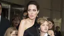 “Brad Pitt tidak pernah bersama dengan anak-anaknya di depan umum selama 500 hari,” ujar sumber.  (AFP/Valerie Macon)