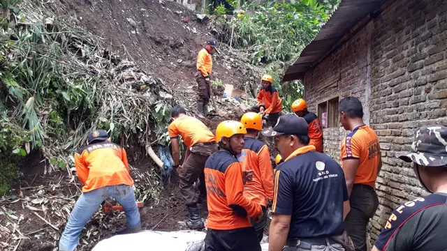 Penanganan longsor di Dusun Cingkrang, Purbadana, Kembaran, Banyumas. (Foto: Liputan6.com/BPBD Banyumas/Muhamad Ridlo)