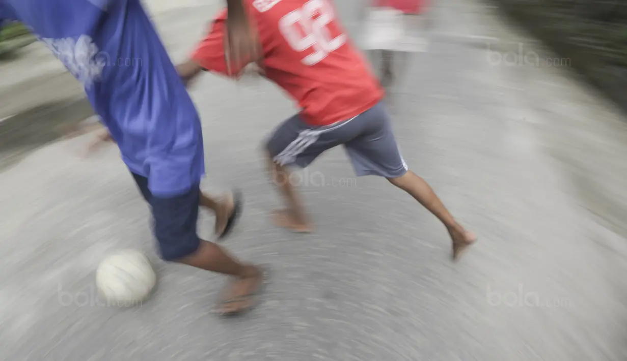 Kebiasaan bermain sepak bola sejak kecil membuat anak-anak di Tulehu sering disebut sebagai bakat alam. Keterbatasan malah membuat anak-anak berkembang lebih baik. (Bola.com/Peksi Cahyo)