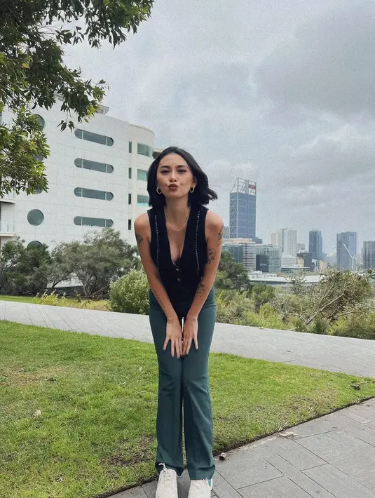 Sampai sekarang pun ia masih bertahan dengan rambut relatif pendek. Namun look-nya tak membosankan karena ia cukup eksploratif. [Instagram/com/bebyleonardo]