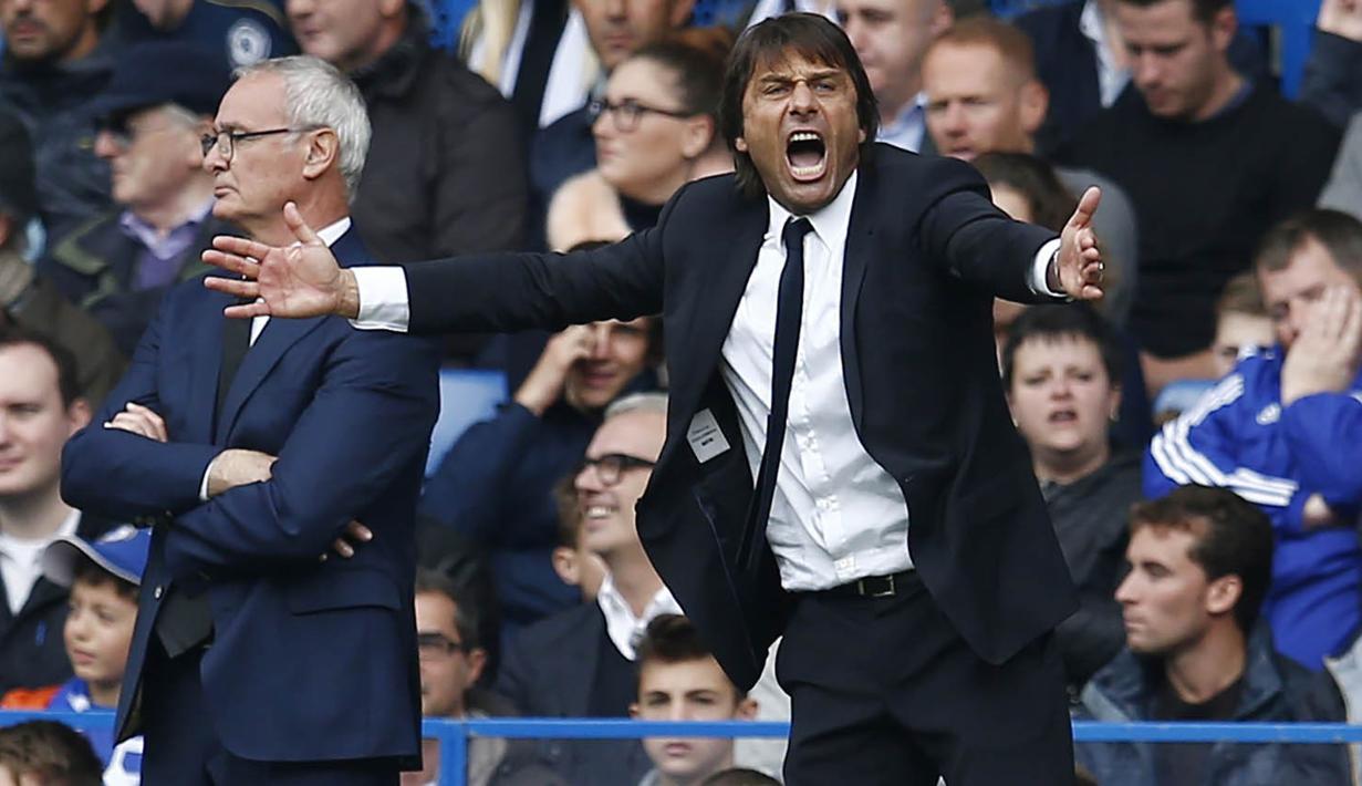 Pelatih Chelsea, Antonio Conte, memberikan instruksi kepada anak asuhnya saat laga Premier League melawan Leicester di Stadion Stamford Bridge, London, Sabtu (15/10/2016). Chelsea menang 3-0 atas Leicester. (Reuters/Peter Nicholls)