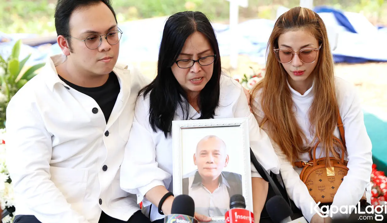 Mario Lawalata masih berada di luar negeri tak bisa mengantarkan ke peristirahatan terakhir ayahnya. Jenazah Alex Polli dimakamkan di Graha Sentosa Memorial Park, Karawang, Jawa Barat, Rabu (12/4/2023). [Foto: KapanLagi.com/Bayu Herdianto]