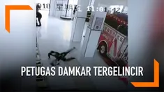 Momen lucu saat para petugas damkar bersiap -siap ketika panggilan tugas darurat berbunyi. Mereka berlari dan terpeleset di lantai ruangan yangbaru saja dibersihkan.