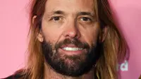 Drummer Foo Fighters Taylor Hawkins tiba untuk Billboard's 2019 Woman of the Year di Hollywood Palladium, Los Angeles, California, Amerika Serikat, 12 Desember 2019. "Keluarga Foo Fighters sangat berduka atas meninggalnya Taylor Hawkins," tulis Foo Fighters dalam unggahannya. (VALERIE MACON/AFP)