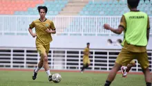 Pemain asing Persikabo 1973 asal Jepang, Kaishu Yamazaki (kiri) dalam sebuah sesi latihan. (Bola.com/Nandang Permana)