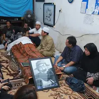 Sebelum dimakamkan, jenazah Pak Raden disemayamkan d rumah duka di kawasan Petamburan, Jakarta Pusat. Sejumlah kerabat dan keluarga pun memberikan doa mereka untuk sosok bapak-bapak berkumis tersebut. (Galih W. Satria/Bintang.com)