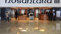 Suasana Gedung Nusantara III DPR, Senin (5/9), masih lengang. DPR akan menggelar paripurna dalam rangka Laporan Kinerja DPR Tahun Sidang 2010-2011 pada Selasa (6/9). (Antara)