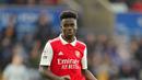 Pemain Arsenal Bukayo Saka menggiring bola saat melawan Leicester City pada pertandingan sepak bola Liga Inggris di The King Power Stadium, Leicester, Inggris, 25 Februari 2023. Arsenal mengalahkan Leicester City dengan skor 1-0. (AP Photo/Jon Super)