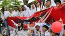 Julia Perez (bawah) berpose dengan sejumlah anak saat merayakan ulang tahun yang 36 di kawasan Ancol, Jakarta, Jumat (15/7). Sejumlah selebriti hadir dalam acara tersebut diantaranya Luna Maya dan Zaskia Gotik. (Liputan6.com/Herman Zakharia)