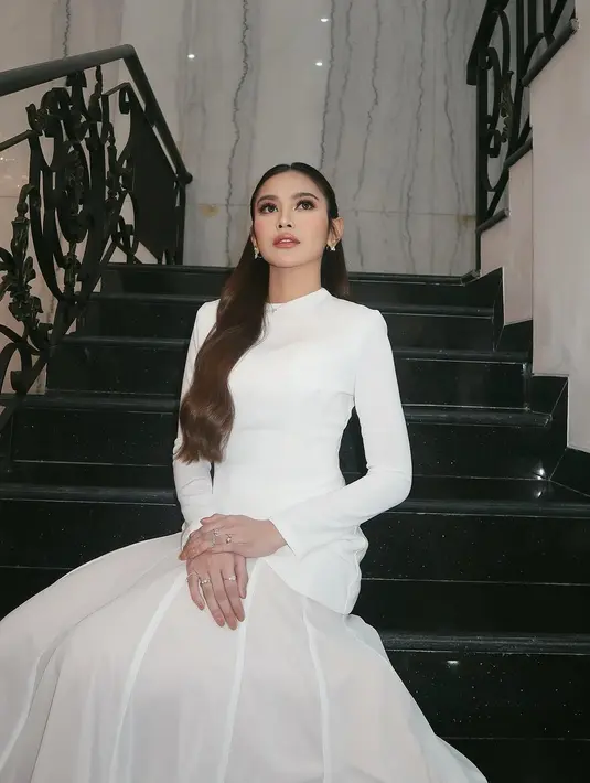 Setelah menikah dan melahirkan, Mahalini Raharja justru terlihat makin cantik. Kamu setuju, Sahabat Fimela? [@mahaliniraharja]