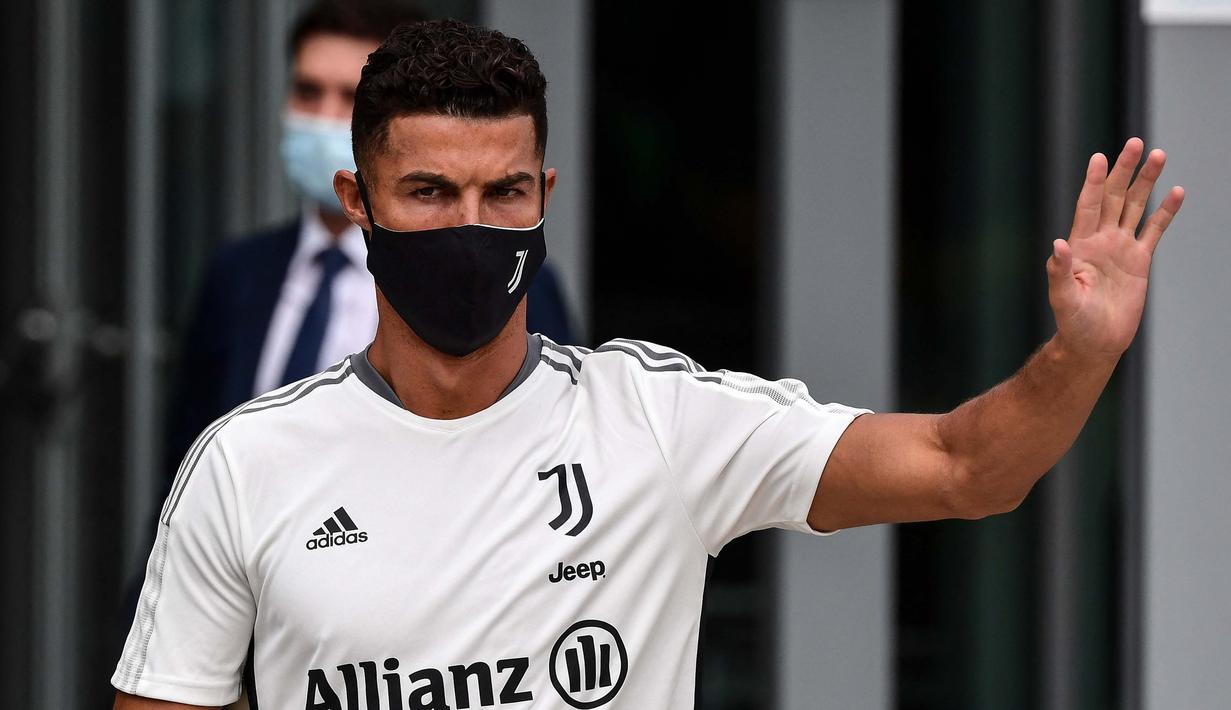 Usai menjalani pemeriksaan kini Cristiano Ronaldo sudah bisa memulai fokus pada persiapan untuk musim 2021/22 dan akan bergabung dengan sesi latihan bersama Juventus. (Foto: AFP/Miguel Medina)