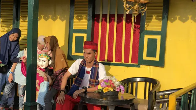 Teras rumah-rumahan Betawi jadi sasaran foto dan selfie warga di Lebaran Betawi 2019