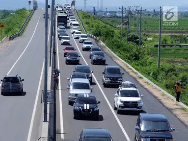 Sejumlah kendaraan antri menuju Simpang Tiga Keluar Tol Brebes, Jawa Tengah, Sabtu (23/12). Memasuki libur panjang Natal 2017, arus lalu lintas di Simpang Tiga Keluar Tol Brebes terlihat ramai lancar. (Liputan6.com/Helmi Fithriansyah)