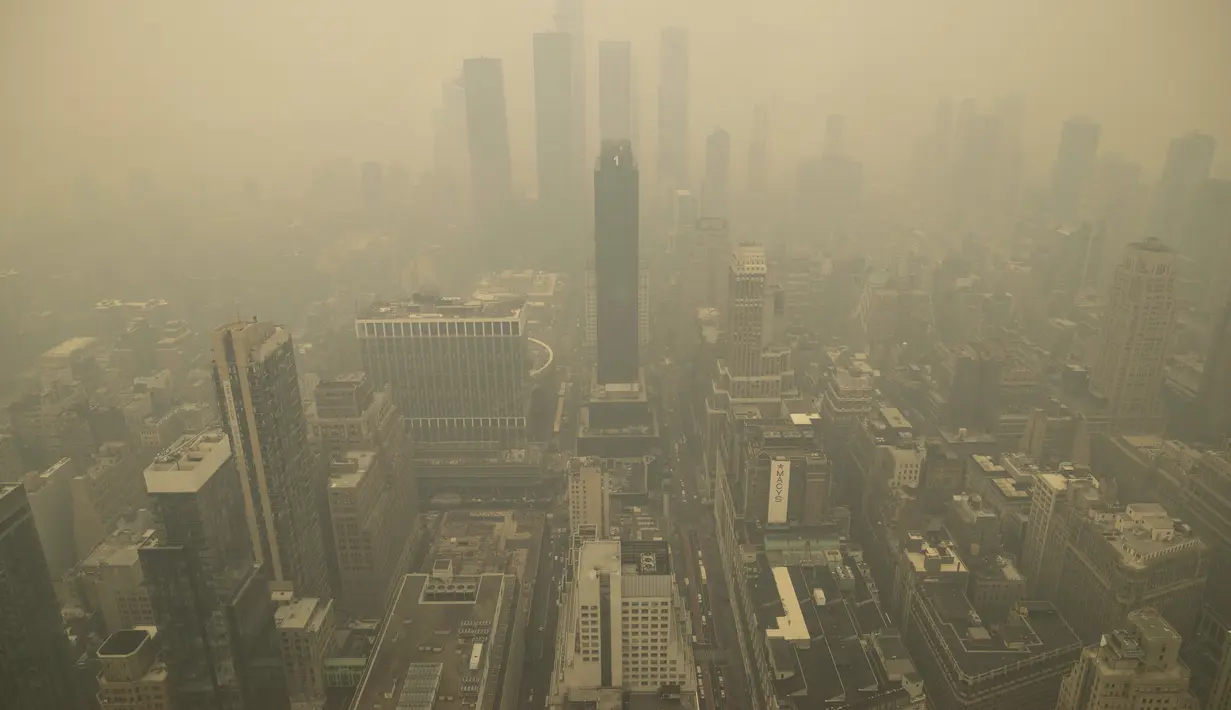 Pemandangan udara menunjukkan Kota New York di langit yang dipenuhi kabut dari observatorium Empire State Building, Rabu, Juni. 7, 2023, di New York.  (AP Photo/Yuki Iwamura)