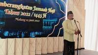Wali Kota Malang, Sutiaji, saat berpidato melepas keberangkatan jemaah haji kloter Kota Malang di Lapangan Rampal pada Minggu, 12 Juni 2022 (Liputan6.com/Zainul Arifin)