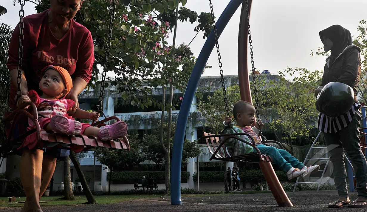 Sejumlah orang tua saat mengawasi anaknya  bermain di Taman Menteng, Jakarta Pusat, Jumat(22/5/2015). Peresmian empat TTRA merupakan langkah awal dari Pemprov DKI Jakarta yang akan membangun enam taman terpadu pada tahun ini. (Liputan6.com/Johan Tallo)