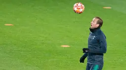 Striker Tottenham Hotspur, Harry Kane mengontrol bola dengan kepalanya saat mengikuti latihan di Dortmund, Jerman barat (4/3). Tottenham akan bertanding melawan Dortmund pada leg kedua babak 16 besar Liga Champions. (AFP Photo/Bernd Thissen)
