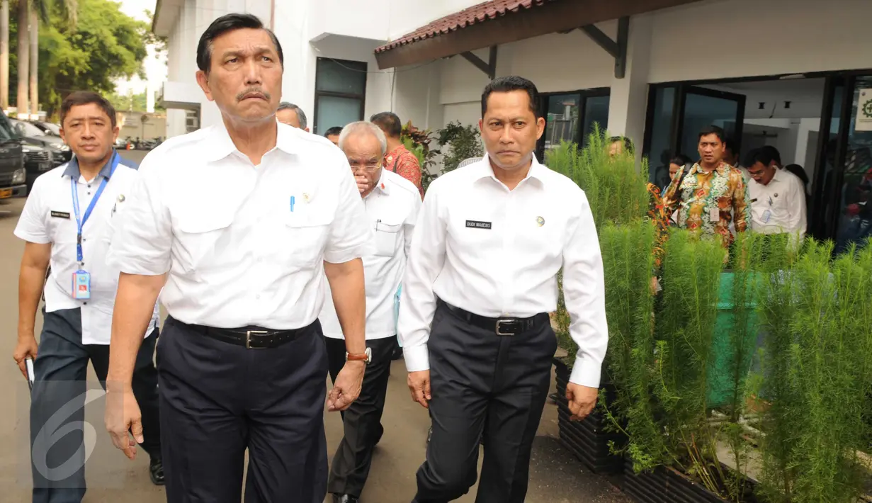 Menkopolhukam Luhut Binsar Pandjaitan (kiri) meninjau Balai Laboratorium Narkoba serta ruang tahanan BNN di Jakarta, Kamis (10/3/2016). Luhut menilai, fasilitas lembaga BNN cukup memprihatinkan. (Liputan6.com/Helmi Afandi)