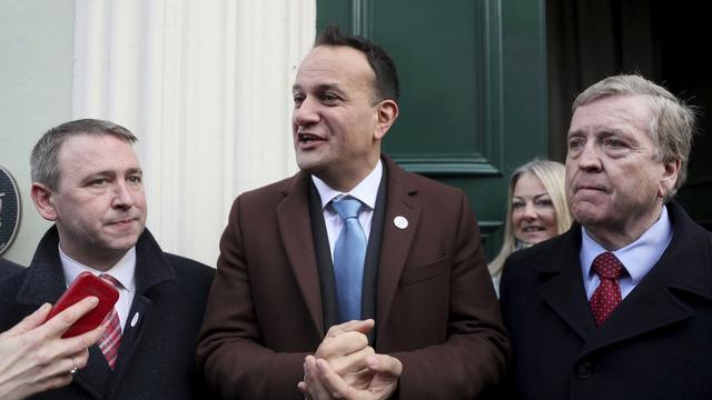 PM Irlandia Leo Varadkar (tengah) bersama dengan para kandidat anggota parlemen.