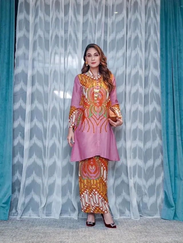 Hari Batik Nasional, Ini 7 Potret Seleb Wanita Tampil Memukau dengan Busana Batik