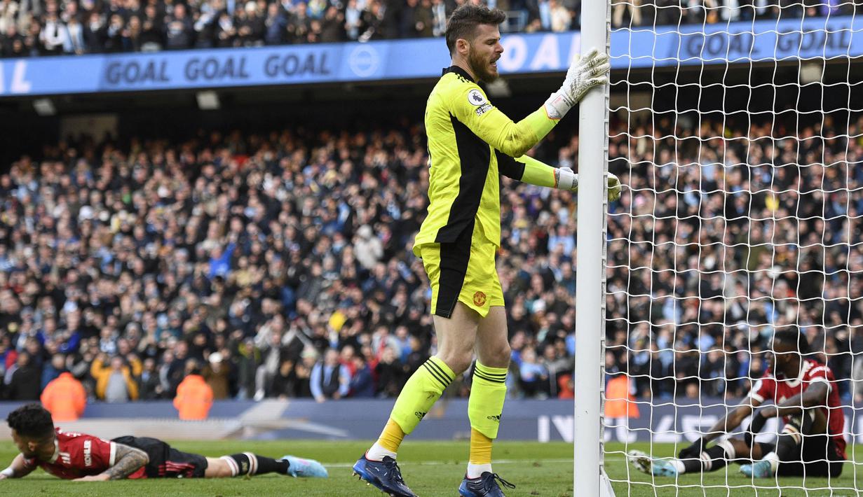 Empat gol yang dilesakkan oleh Kevin De Byurne dan Ryad Mahrez membuat David de Gea bolak-balik mengambil bola ke gawang sendiri. (AFP/Oli Scarff)