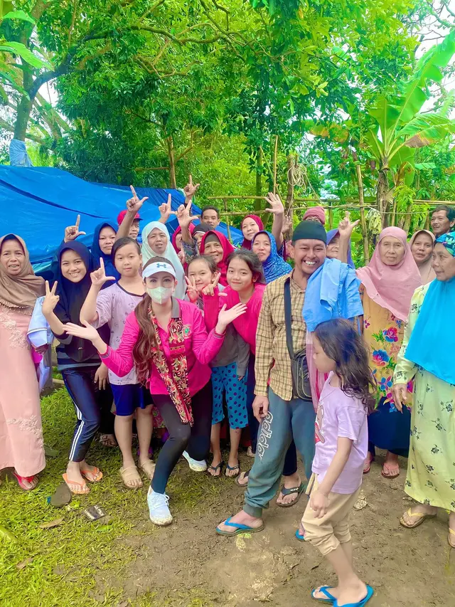 Heni Tania saat menyalurkan bantuan untuk korban gempa Cianjur (https://www.instagram.com/p/CldR9ehvBb5/)